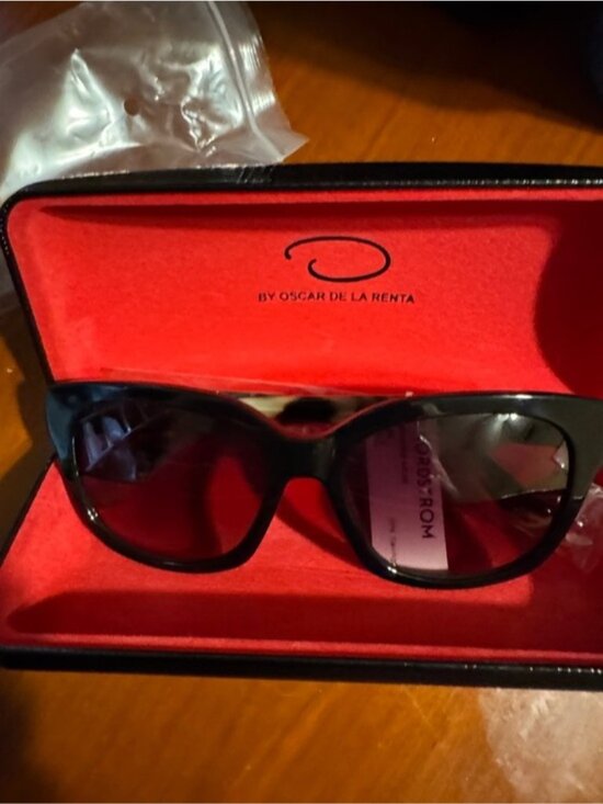 Oscar de la Renta Black Frame Sunglasses with Brown Gradient Lenses